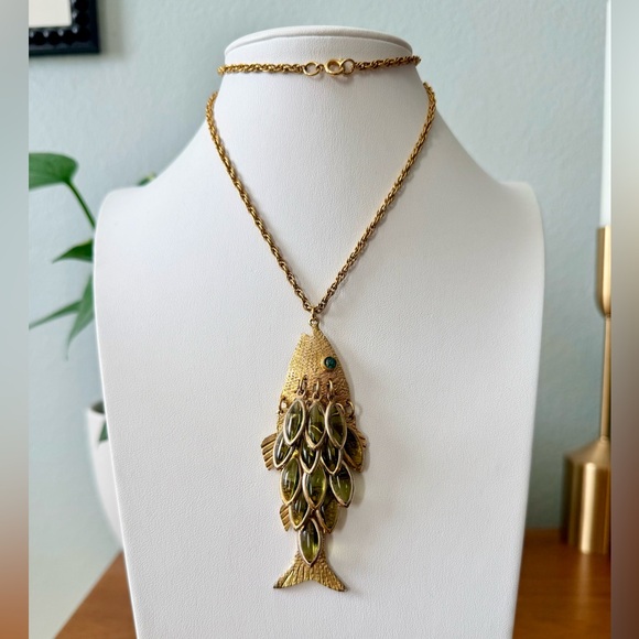 Vintage Articulated Fish Pendant Green Glass Marquise Cabochon Goldtone Necklace - Picture 5 of 11